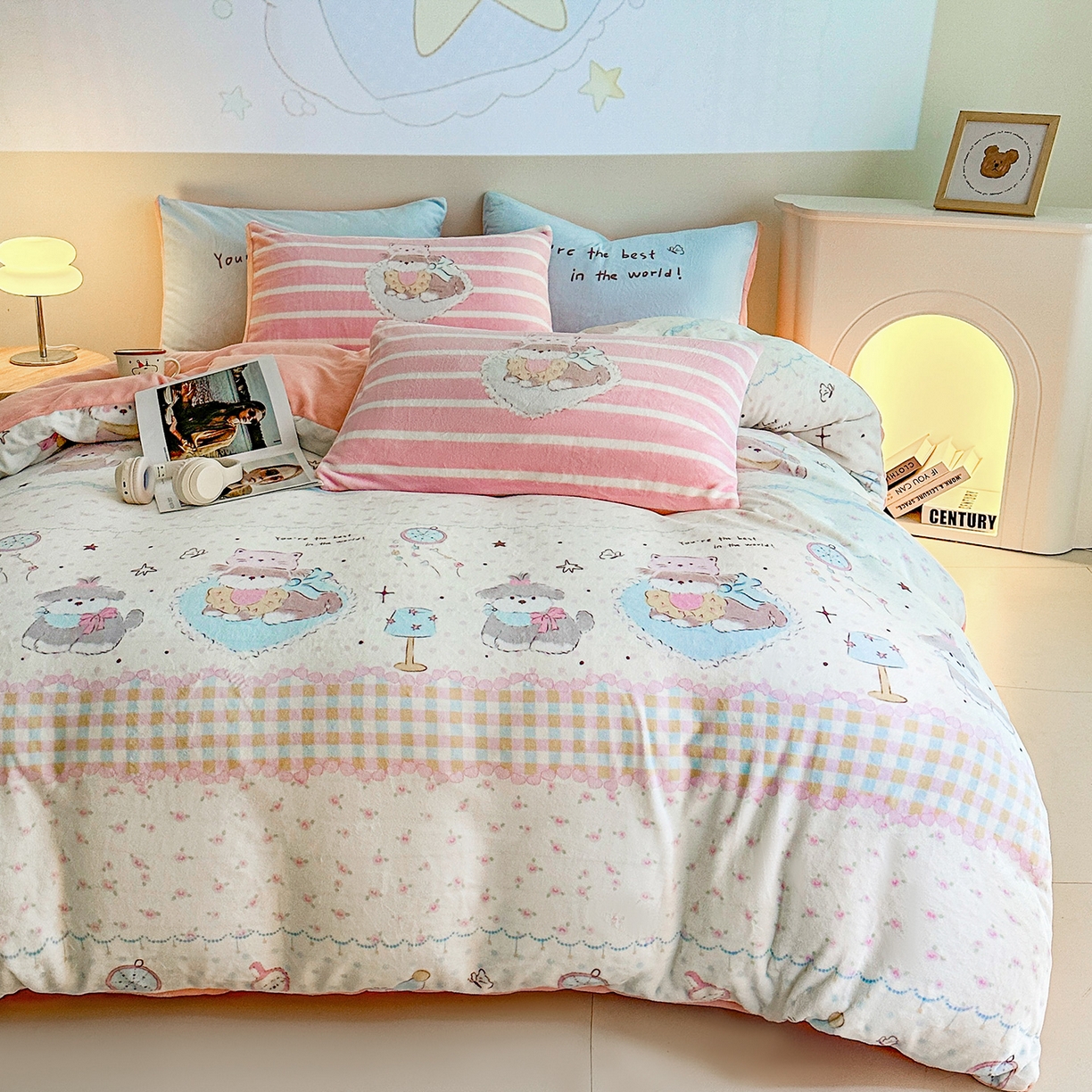 91家纺网 家纺一手货源 找家纺 安哆啦家纺 2025新款A类加厚200克牛奶绒印花卡通四件套 欢乐时光