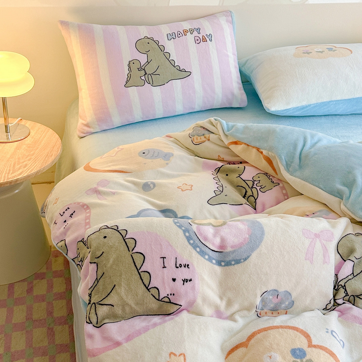 91家纺网 家纺一手货源 找家纺 安哆啦家纺 2025新款A类加厚200克牛奶绒印花卡通四件套 恐龙宝宝-黄