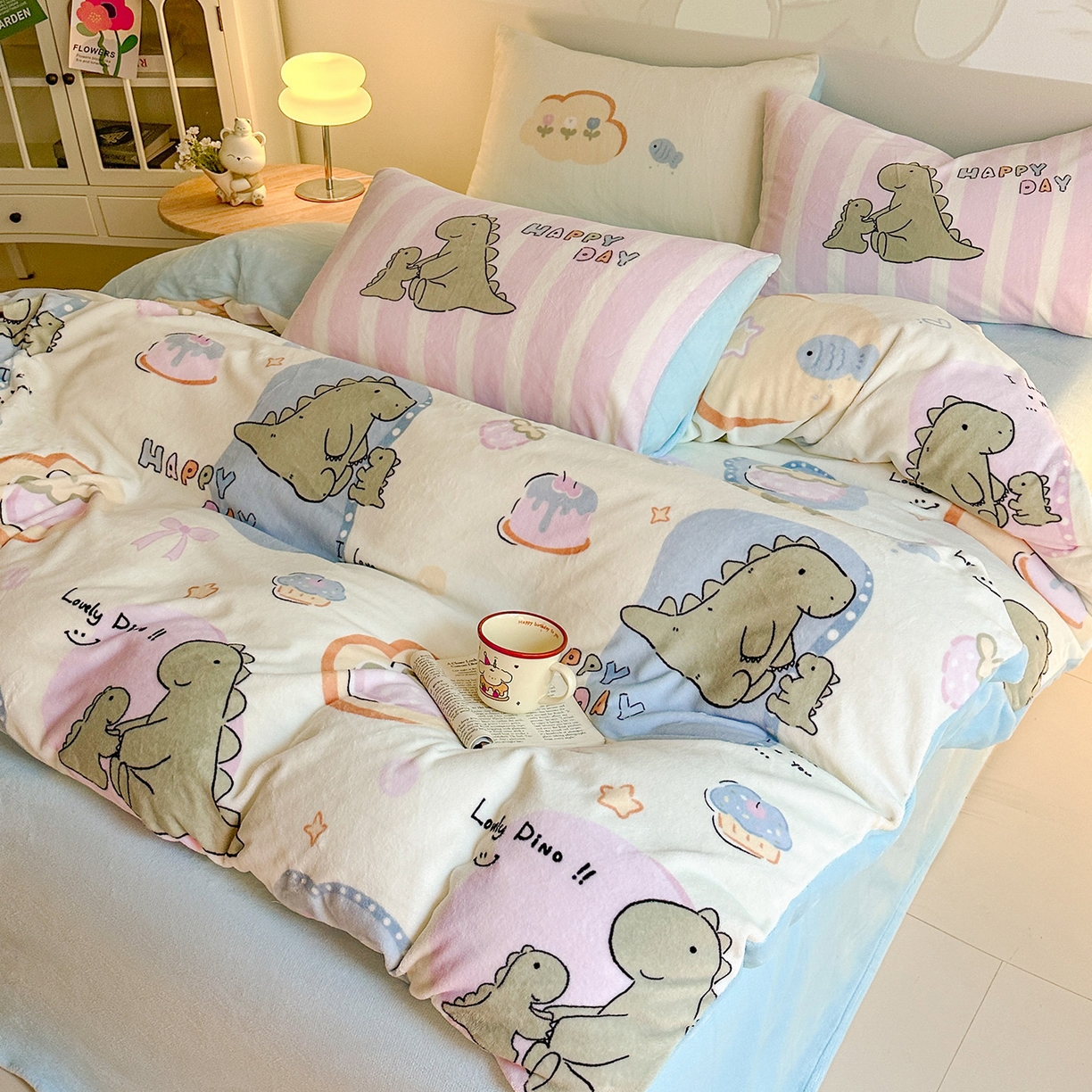 91家纺网 家纺一手货源 找家纺 安哆啦家纺 2025新款A类加厚200克牛奶绒印花卡通四件套 恐龙宝宝-黄