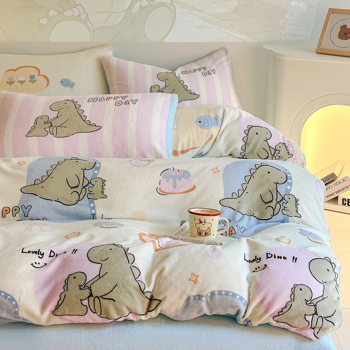 91家纺网 家纺一手货源 找家纺 安哆啦家纺 2025新款A类加厚200克牛奶绒印花卡通四件套 恐龙宝宝-黄