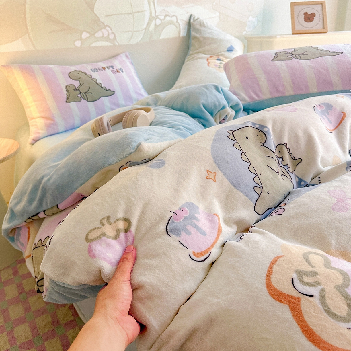 91家纺网 家纺一手货源 找家纺 安哆啦家纺 2025新款A类加厚200克牛奶绒印花卡通四件套 恐龙宝宝-黄