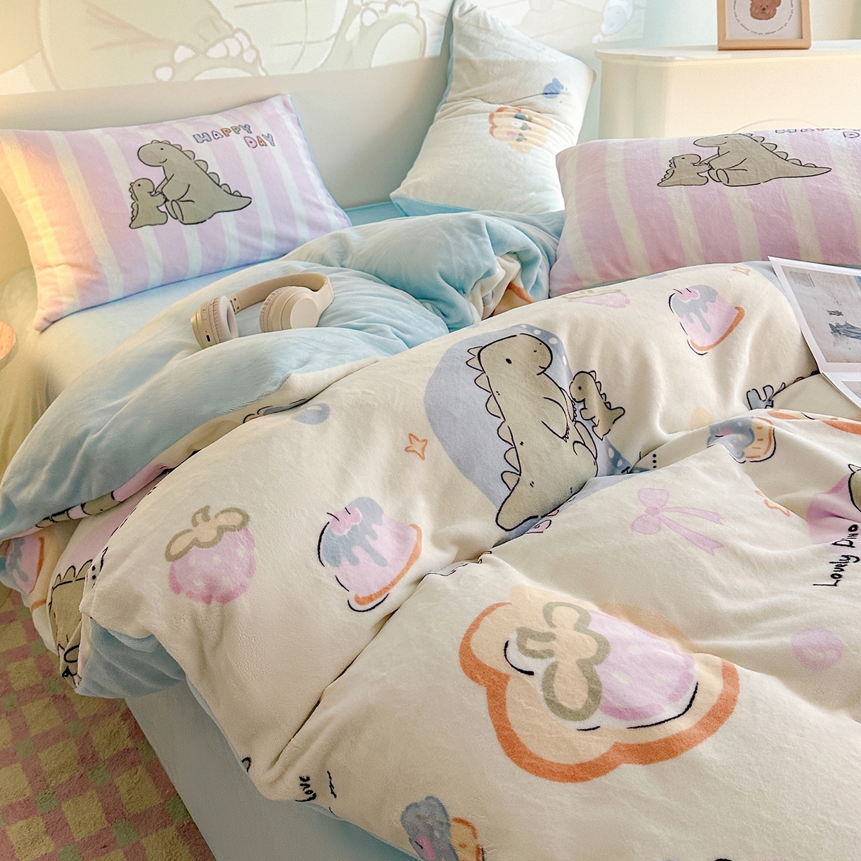 91家纺网 家纺一手货源 找家纺 安哆啦家纺 2025新款A类加厚200克牛奶绒印花卡通四件套 恐龙宝宝-黄