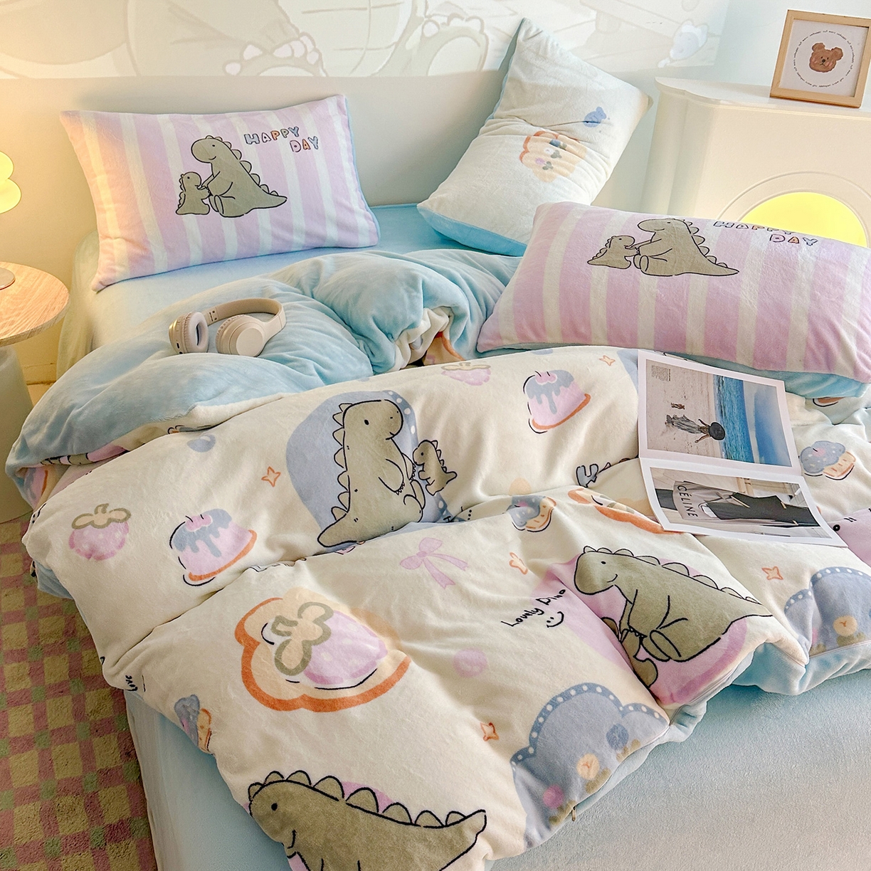 91家纺网 家纺一手货源 找家纺 安哆啦家纺 2025新款A类加厚200克牛奶绒印花卡通四件套 恐龙宝宝-黄