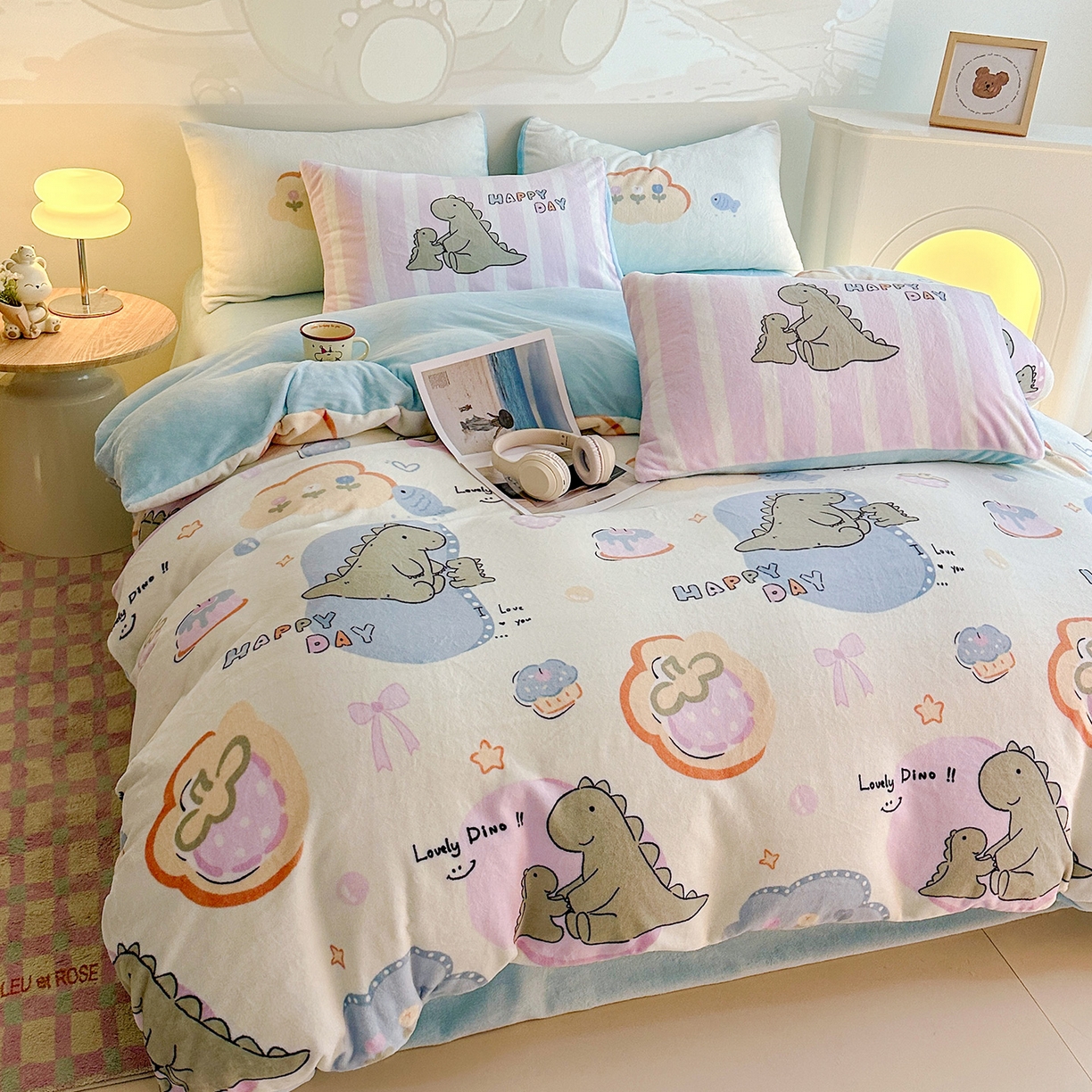 91家纺网 家纺一手货源 找家纺 安哆啦家纺 2025新款A类加厚200克牛奶绒印花卡通四件套 恐龙宝宝-黄