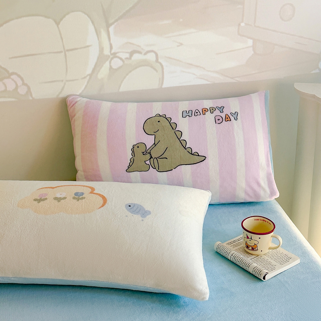 91家纺网 家纺一手货源 找家纺 安哆啦家纺 2025新款A类加厚200克牛奶绒印花卡通四件套 恐龙宝宝-黄