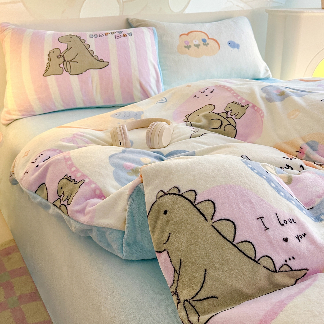 91家纺网 家纺一手货源 找家纺 安哆啦家纺 2025新款A类加厚200克牛奶绒印花卡通四件套 恐龙宝宝-黄