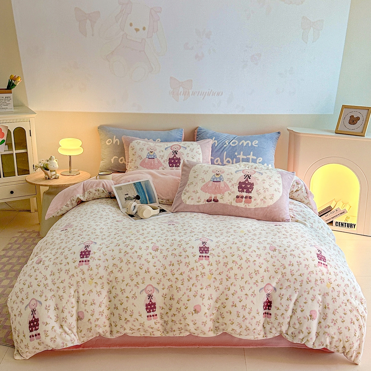 91家纺网 家纺一手货源 找家纺 安哆啦家纺 2025新款A类加厚200克牛奶绒印花卡通四件套 莓莓兔