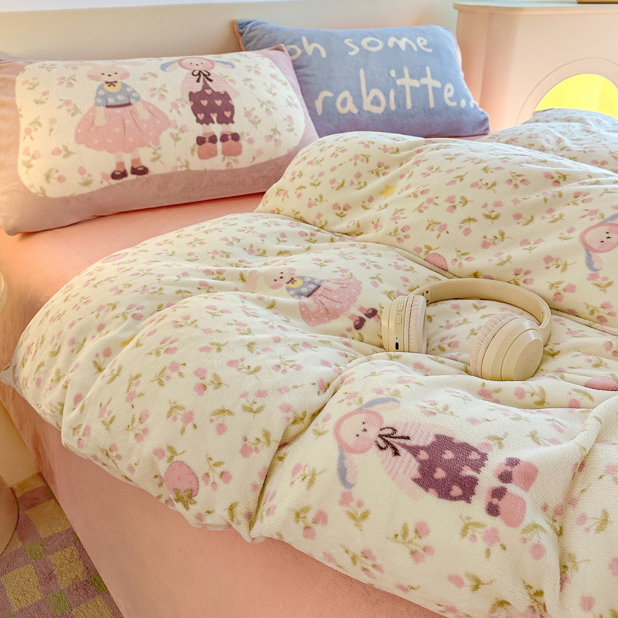 91家纺网 家纺一手货源 找家纺 安哆啦家纺 2025新款A类加厚200克牛奶绒印花卡通四件套 莓莓兔