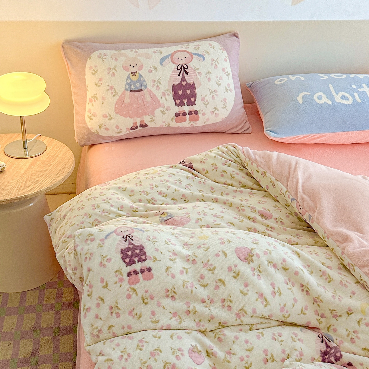 91家纺网 家纺一手货源 找家纺 安哆啦家纺 2025新款A类加厚200克牛奶绒印花卡通四件套 莓莓兔