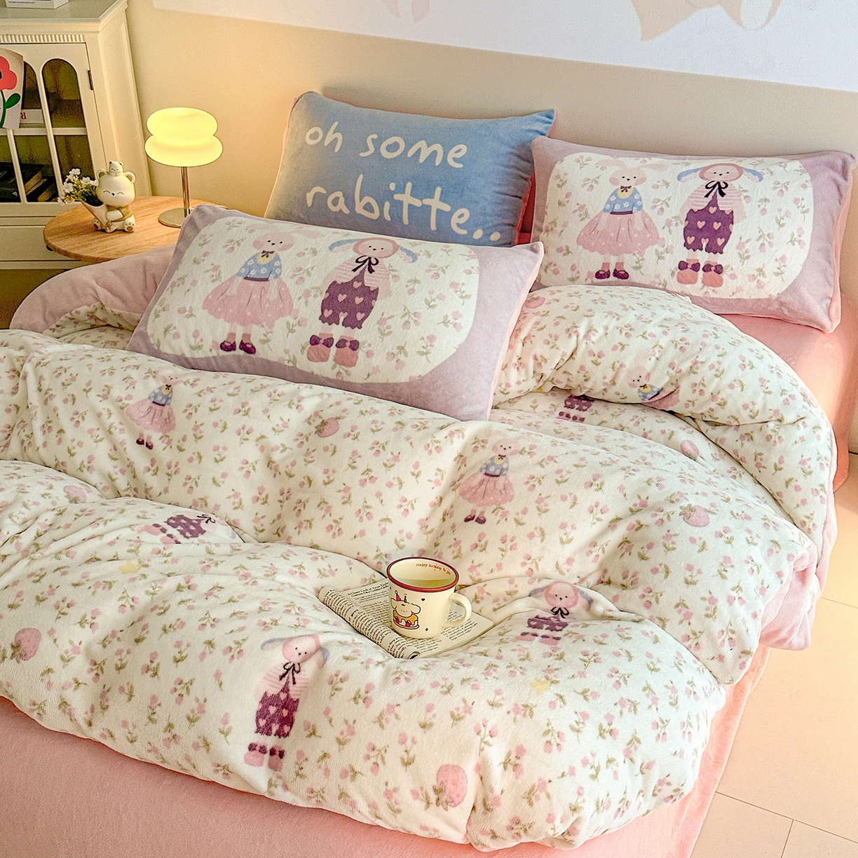 91家纺网 家纺一手货源 找家纺 安哆啦家纺 2025新款A类加厚200克牛奶绒印花卡通四件套 莓莓兔