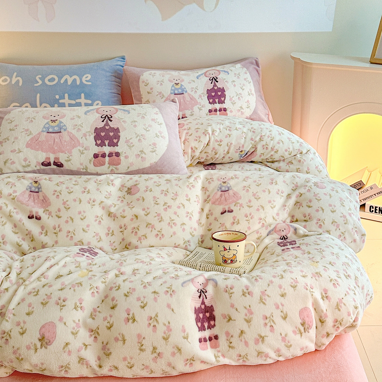 91家纺网 家纺一手货源 找家纺 安哆啦家纺 2025新款A类加厚200克牛奶绒印花卡通四件套 莓莓兔