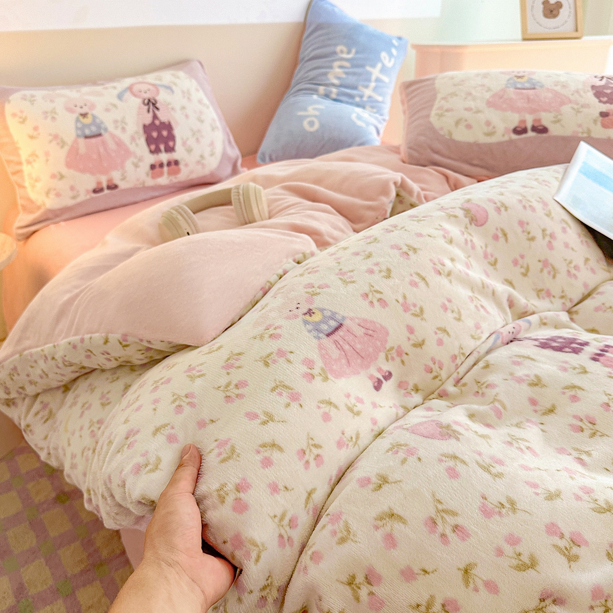 91家纺网 家纺一手货源 找家纺 安哆啦家纺 2025新款A类加厚200克牛奶绒印花卡通四件套 莓莓兔