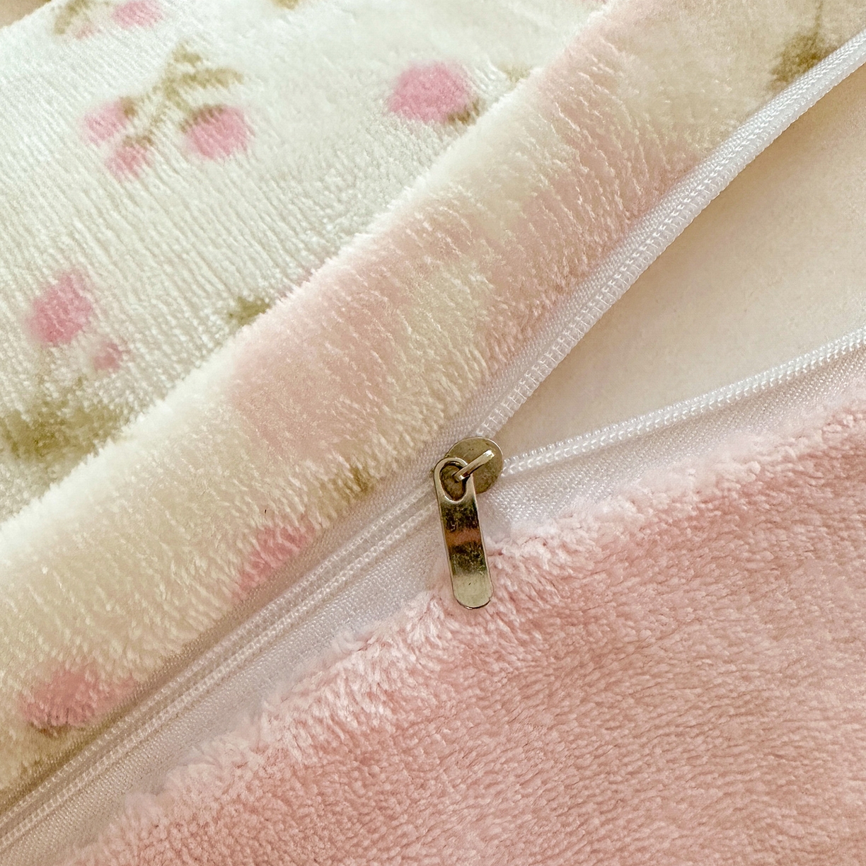 91家纺网 家纺一手货源 找家纺 安哆啦家纺 2025新款A类加厚200克牛奶绒印花卡通四件套 莓莓兔