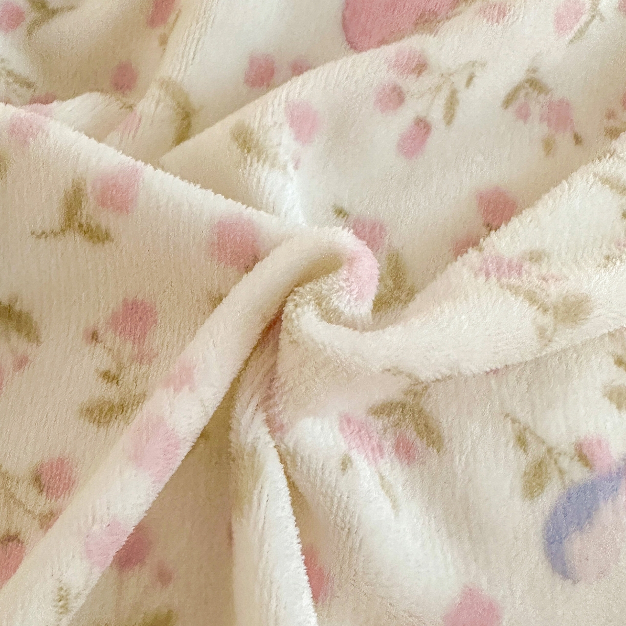 91家纺网 家纺一手货源 找家纺 安哆啦家纺 2025新款A类加厚200克牛奶绒印花卡通四件套 莓莓兔