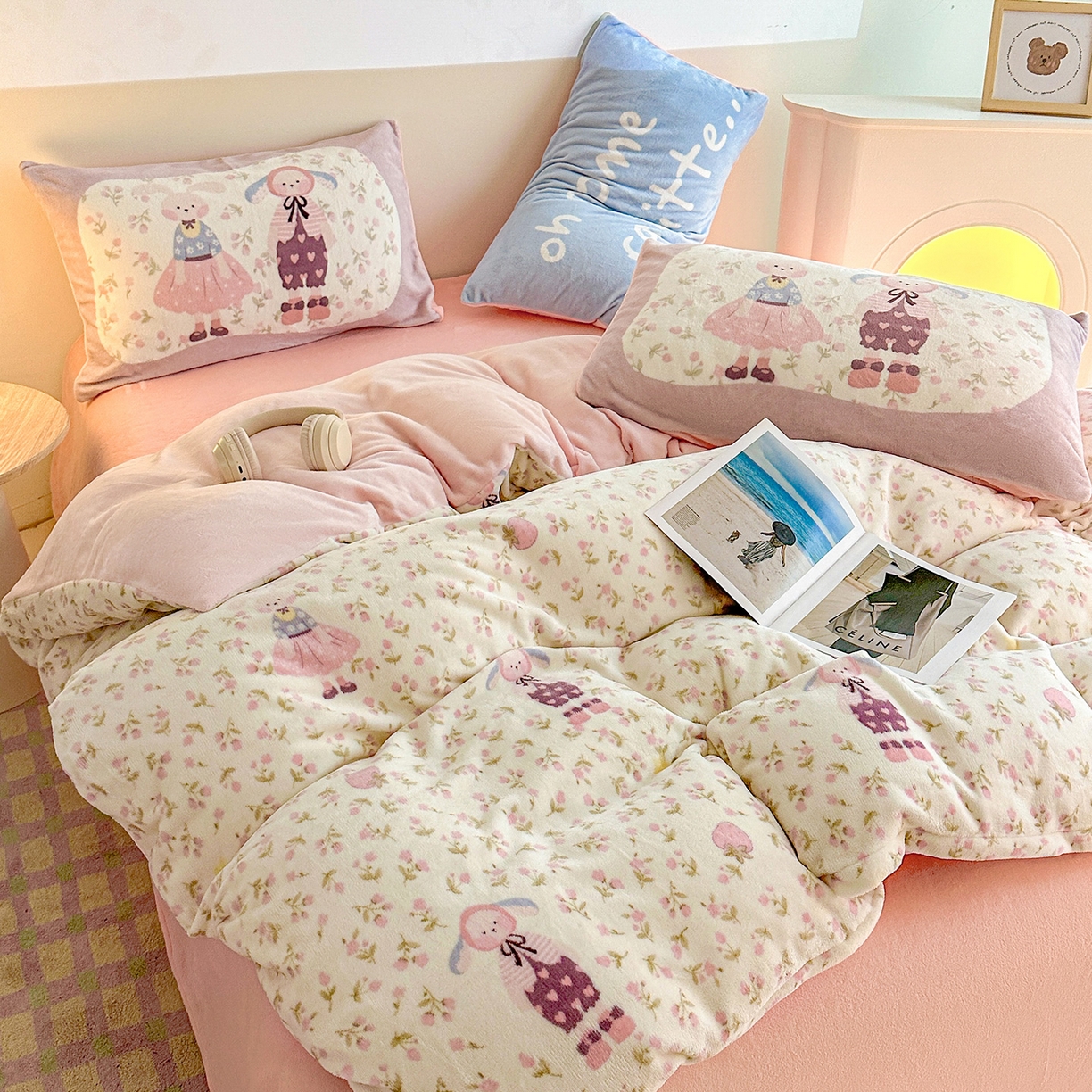 91家纺网 家纺一手货源 找家纺 安哆啦家纺 2025新款A类加厚200克牛奶绒印花卡通四件套 莓莓兔