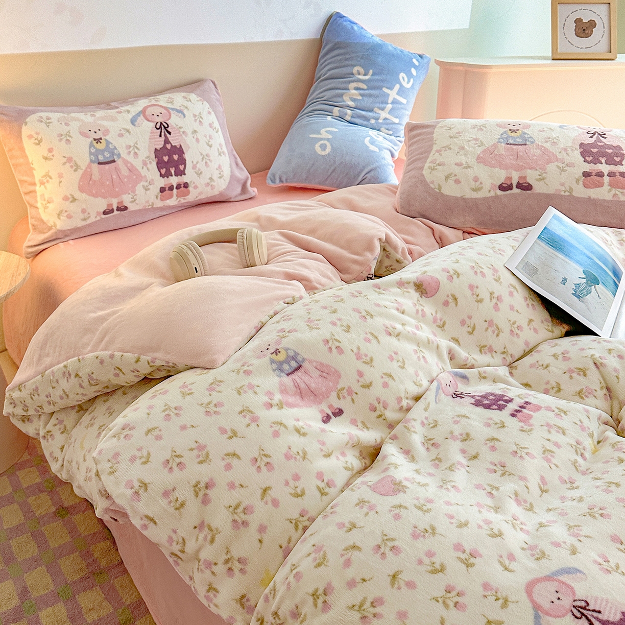 91家纺网 家纺一手货源 找家纺 安哆啦家纺 2025新款A类加厚200克牛奶绒印花卡通四件套 莓莓兔