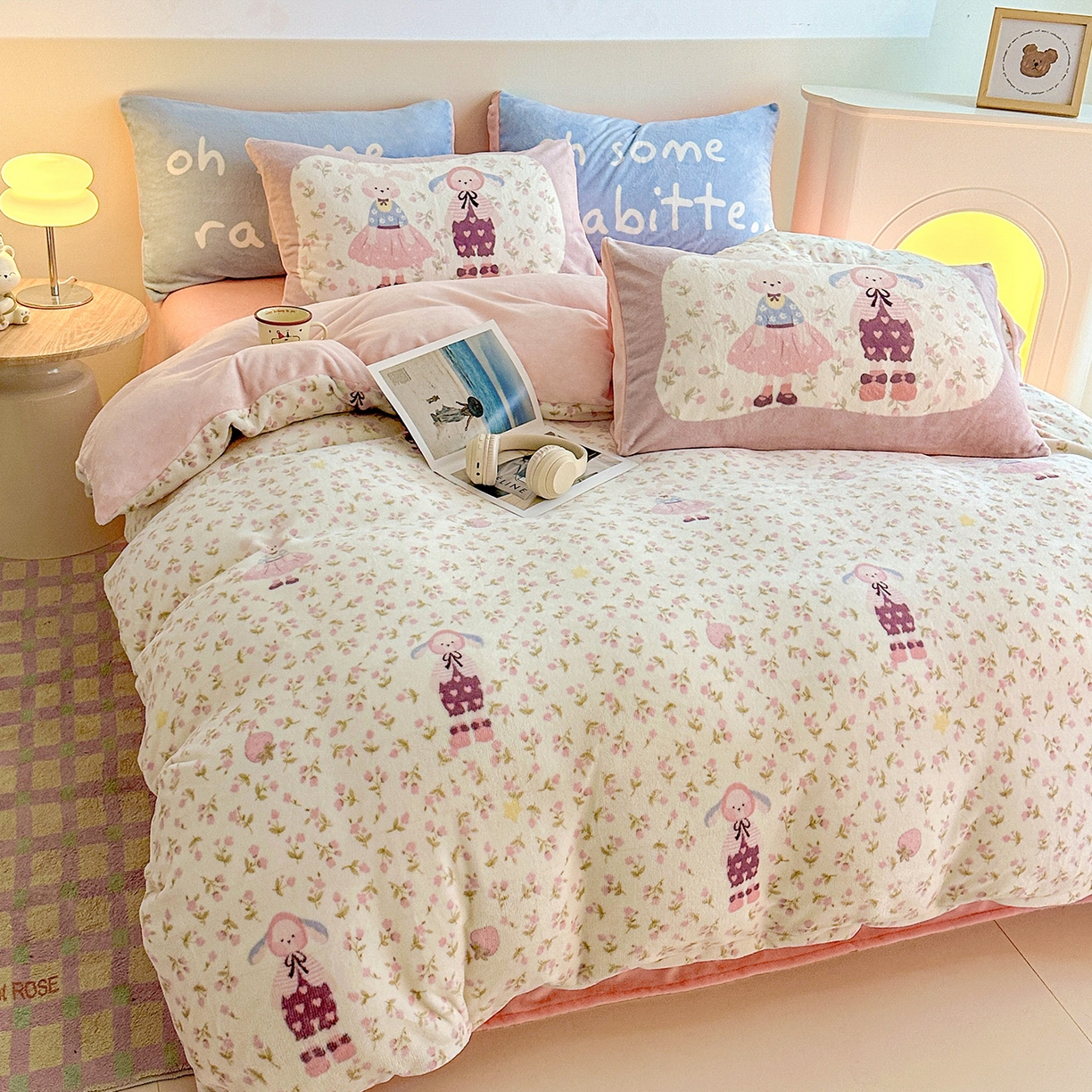 91家纺网 家纺一手货源 找家纺 安哆啦家纺 2025新款A类加厚200克牛奶绒印花卡通四件套 莓莓兔