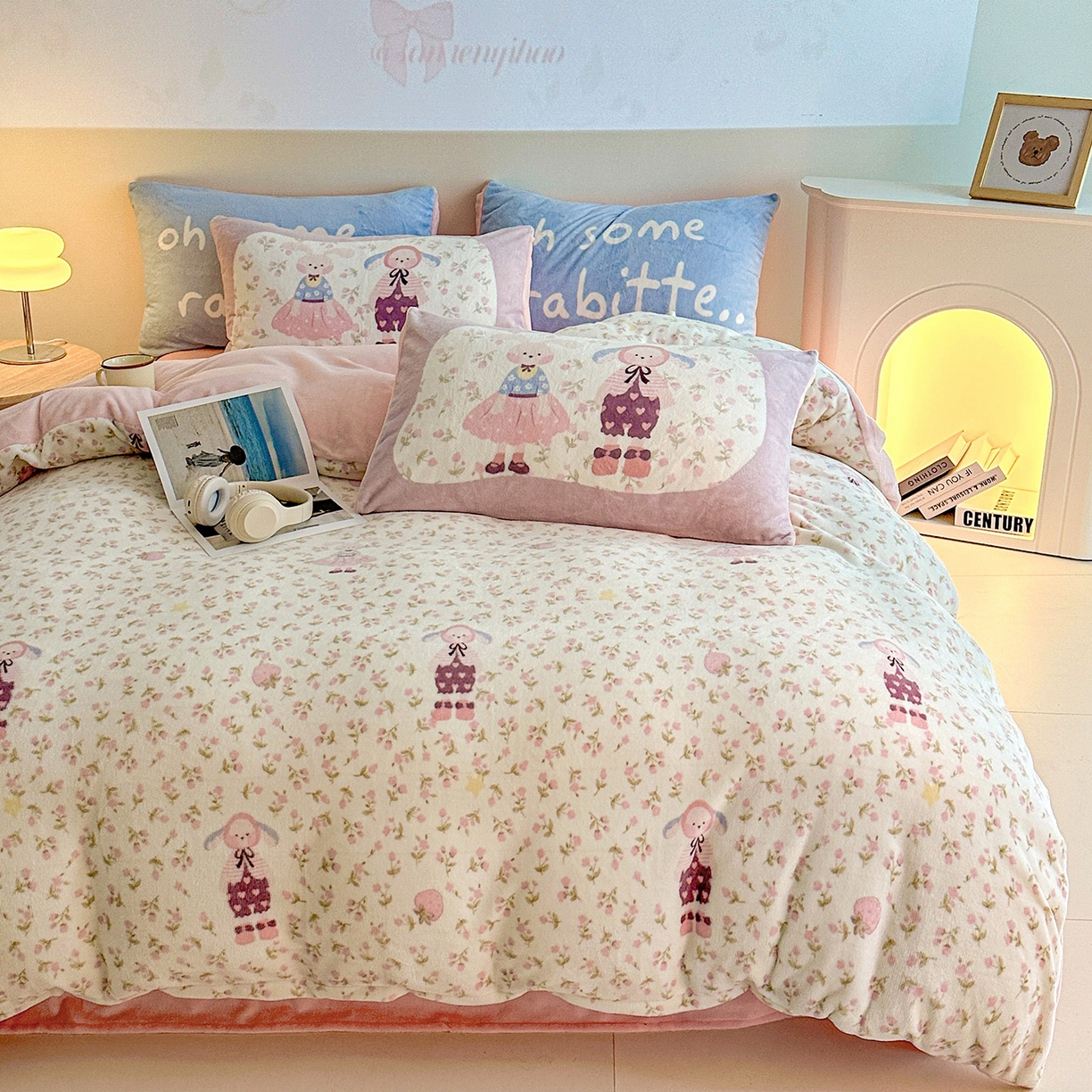 91家纺网 家纺一手货源 找家纺 安哆啦家纺 2025新款A类加厚200克牛奶绒印花卡通四件套 莓莓兔