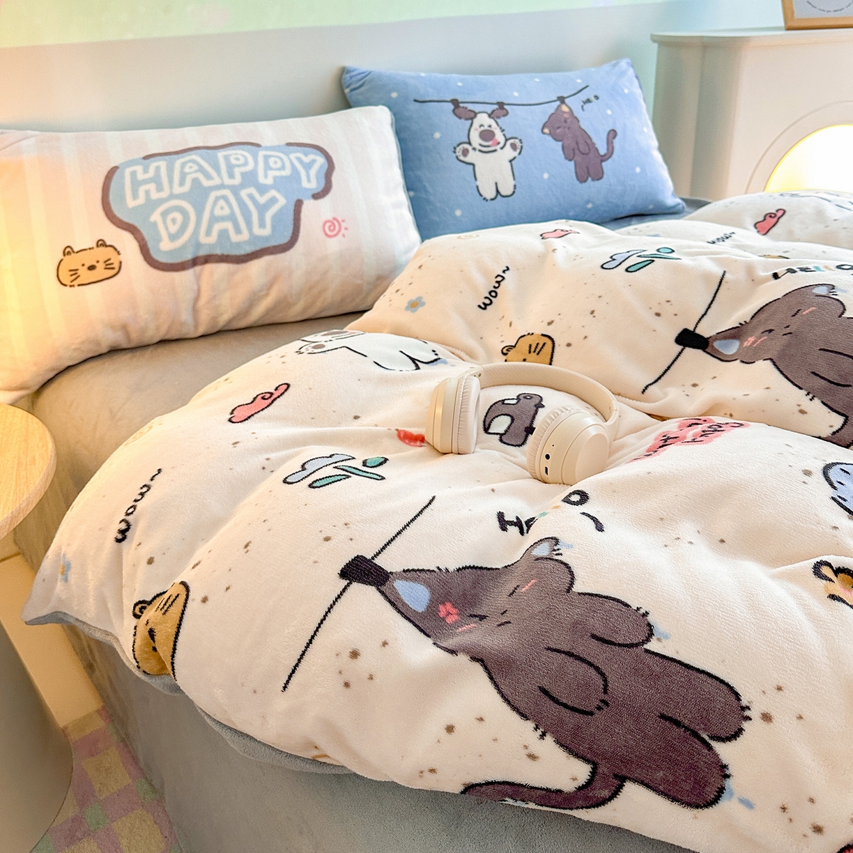 91家纺网 家纺一手货源 找家纺 安哆啦家纺 2025新款A类加厚200克牛奶绒印花卡通四件套 萌喵酷狗-米