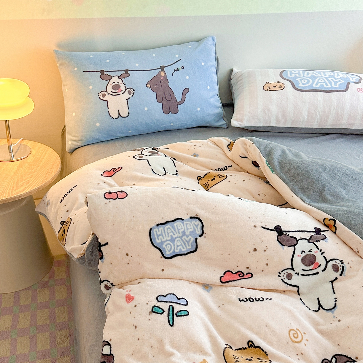 91家纺网 家纺一手货源 找家纺 安哆啦家纺 2025新款A类加厚200克牛奶绒印花卡通四件套 萌喵酷狗-米