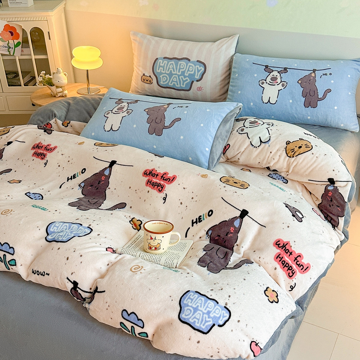 91家纺网 家纺一手货源 找家纺 安哆啦家纺 2025新款A类加厚200克牛奶绒印花卡通四件套 萌喵酷狗-米