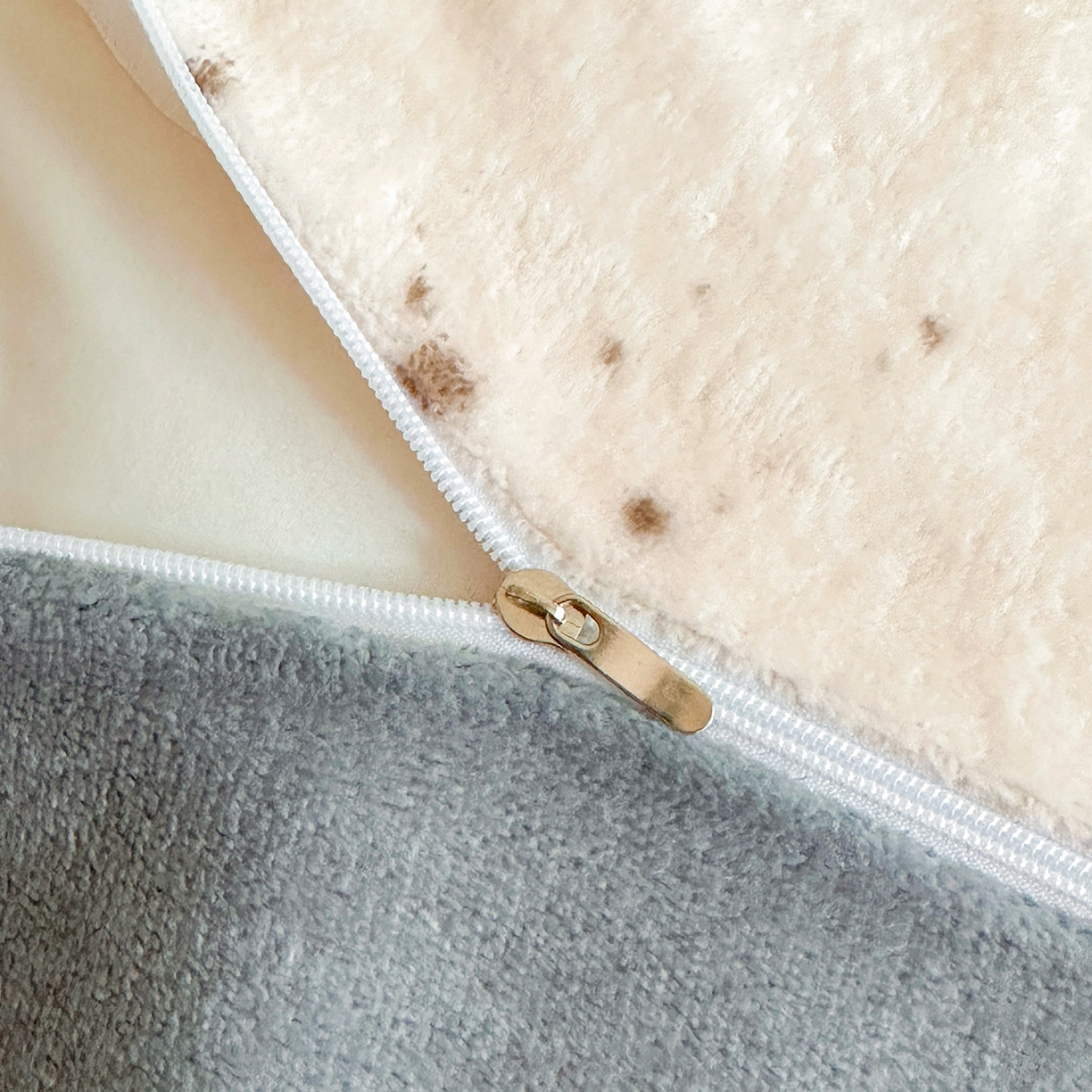 91家纺网 家纺一手货源 找家纺 安哆啦家纺 2025新款A类加厚200克牛奶绒印花卡通四件套 萌喵酷狗-米