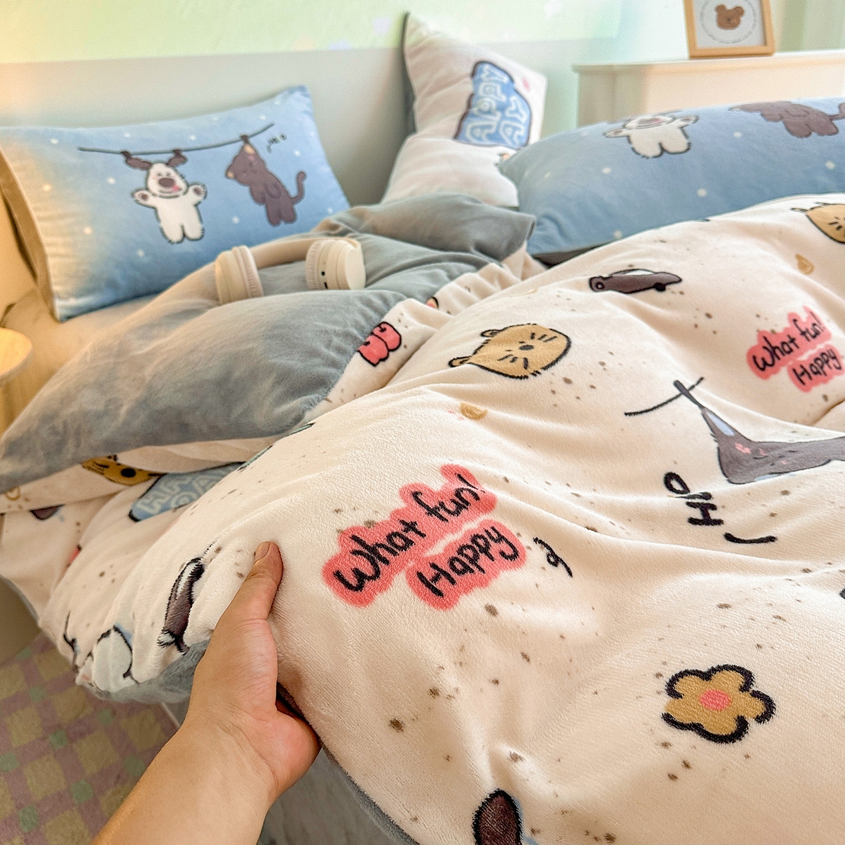 91家纺网 家纺一手货源 找家纺 安哆啦家纺 2025新款A类加厚200克牛奶绒印花卡通四件套 萌喵酷狗-米