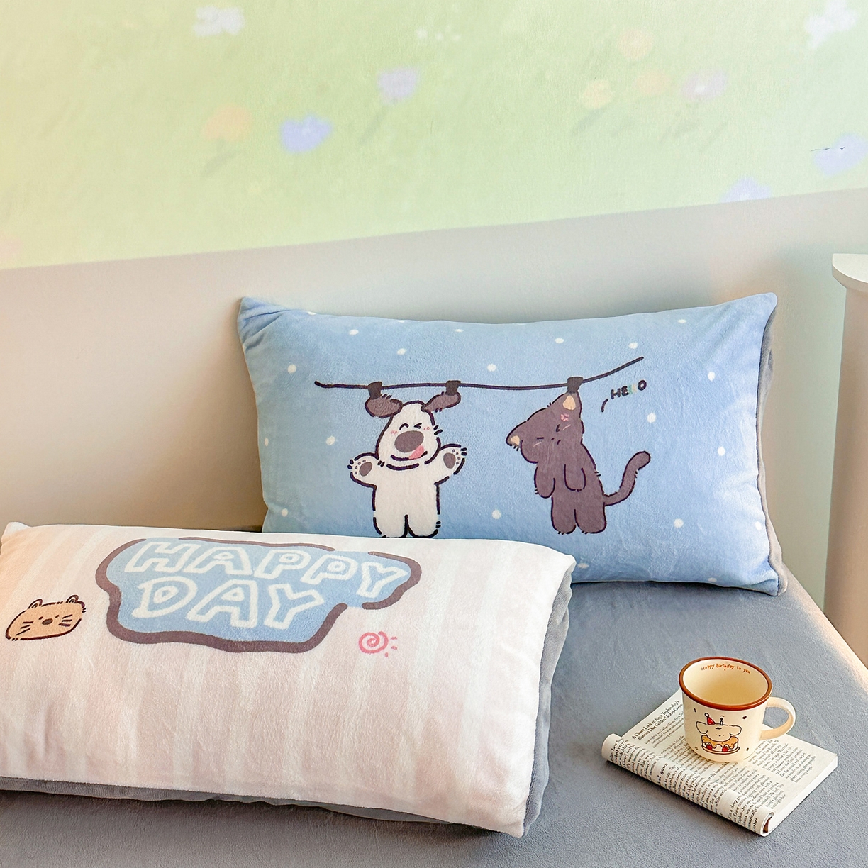 91家纺网 家纺一手货源 找家纺 安哆啦家纺 2025新款A类加厚200克牛奶绒印花卡通四件套 萌喵酷狗-米