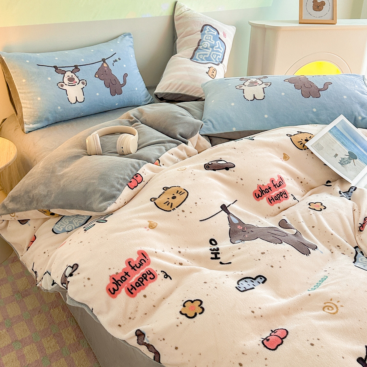 91家纺网 家纺一手货源 找家纺 安哆啦家纺 2025新款A类加厚200克牛奶绒印花卡通四件套 萌喵酷狗-米