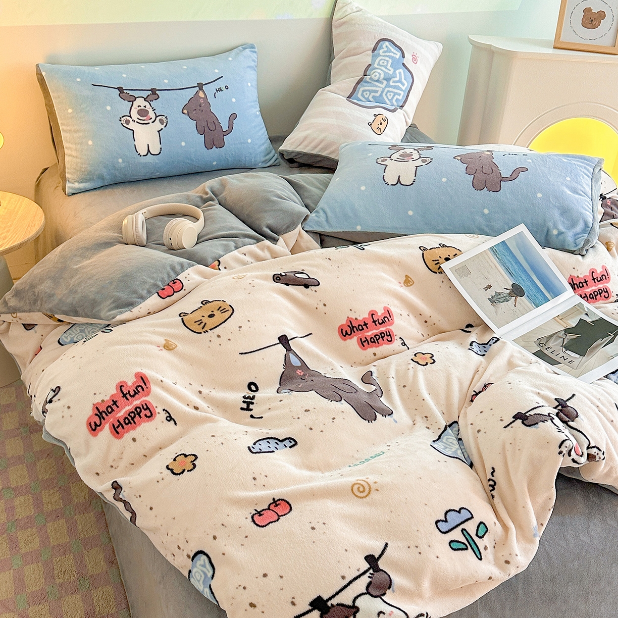 91家纺网 家纺一手货源 找家纺 安哆啦家纺 2025新款A类加厚200克牛奶绒印花卡通四件套 萌喵酷狗-米