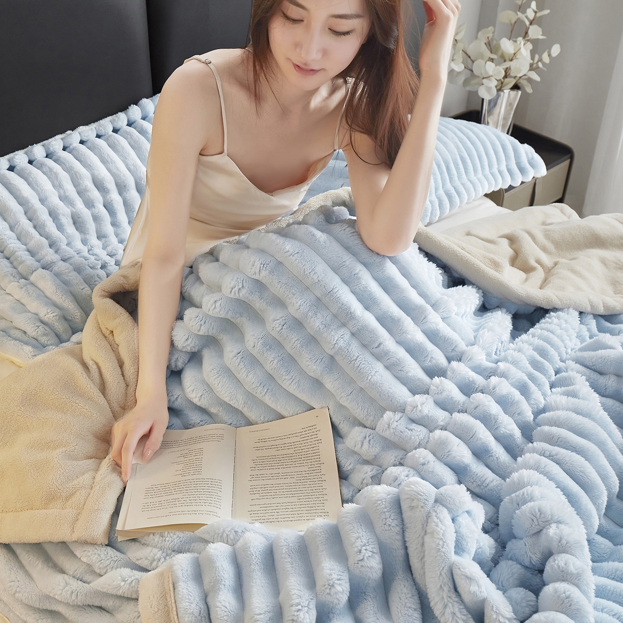 91家纺网 家纺一手货源 找家纺 悦织湾家纺 2025新款A面兔毛绒B面北极绒抽条毛毯610每平方克重玉兔绒双层加厚保暖休闲盖毯 外贸跨境电商 玉兔-水晶兰