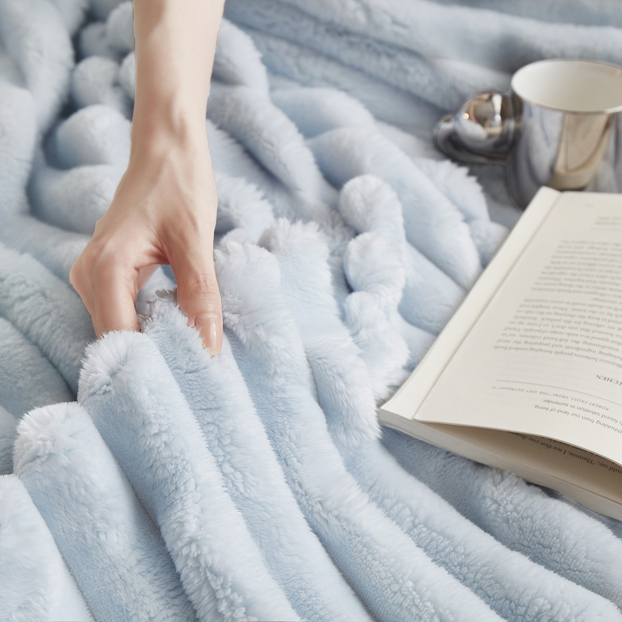 91家纺网 家纺一手货源 找家纺 悦织湾家纺 2025新款A面兔毛绒B面北极绒抽条毛毯610每平方克重玉兔绒双层加厚保暖休闲盖毯 外贸跨境电商 玉兔-水晶兰