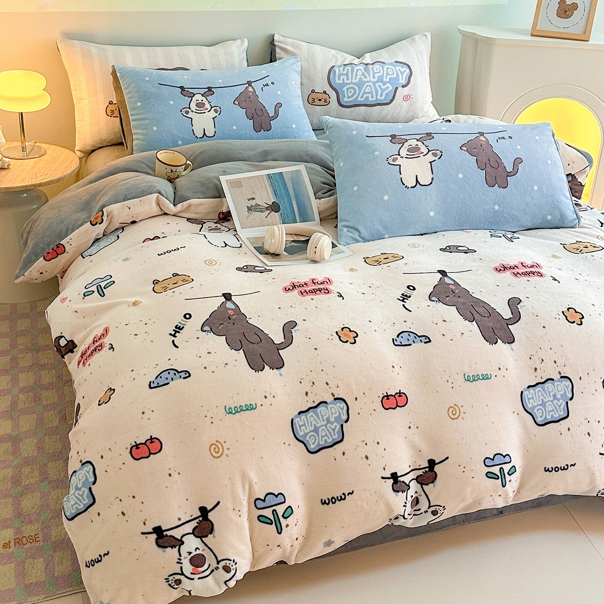 91家纺网 家纺一手货源 找家纺 安哆啦家纺 2025新款A类加厚200克牛奶绒印花卡通四件套 萌喵酷狗-米