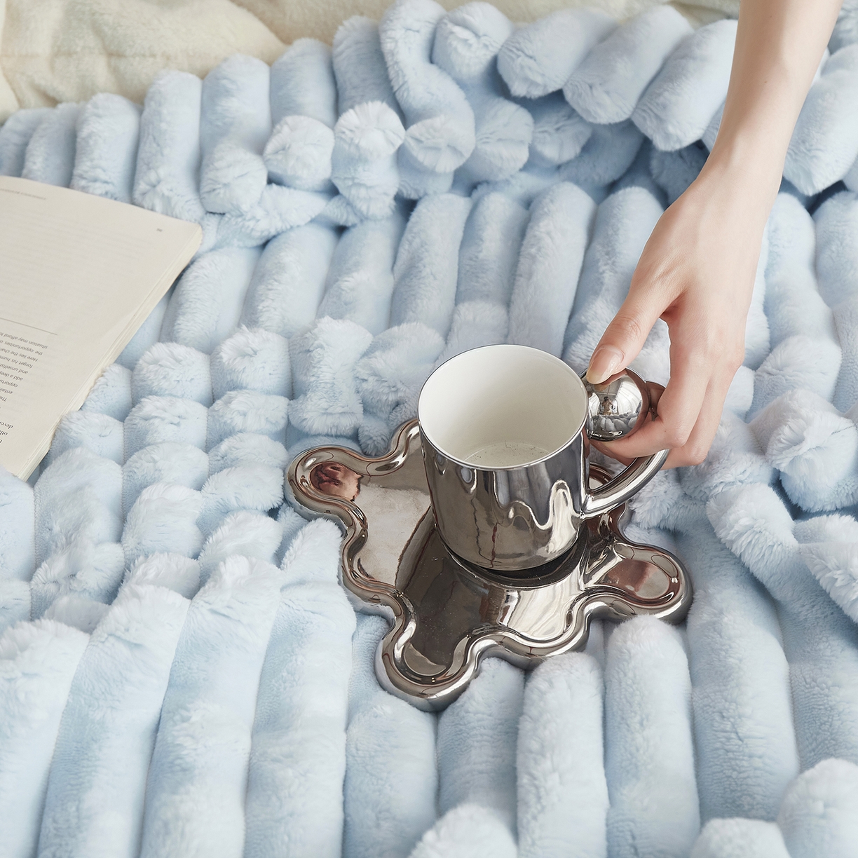 91家纺网 家纺一手货源 找家纺 悦织湾家纺 2025新款A面兔毛绒B面北极绒抽条毛毯610每平方克重玉兔绒双层加厚保暖休闲盖毯 外贸跨境电商 玉兔-水晶兰