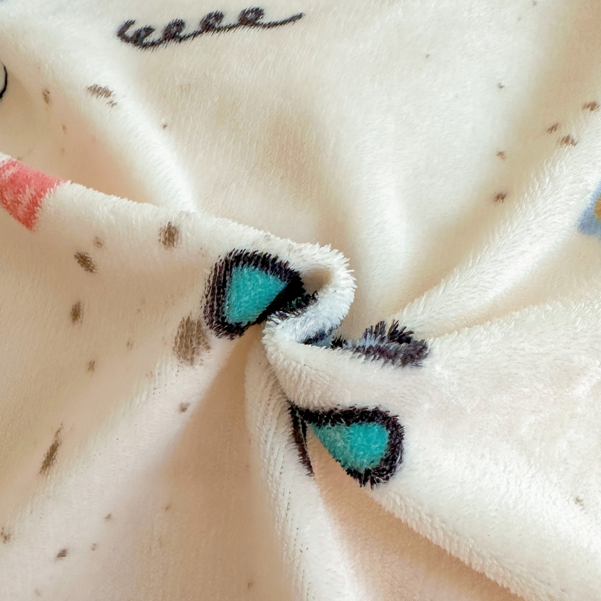 91家纺网 家纺一手货源 找家纺 安哆啦家纺 2025新款A类加厚200克牛奶绒印花卡通四件套 萌喵酷狗-米