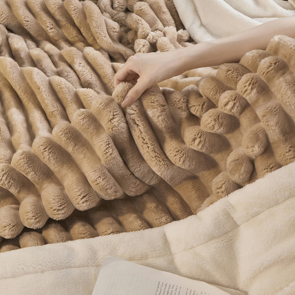 91家纺网 家纺一手货源 找家纺 （总）悦织湾家纺 2025新款A面兔毛绒B面北极绒抽条毛毯610每平方克重玉兔绒双层加厚保暖休闲盖毯 外贸跨境电商