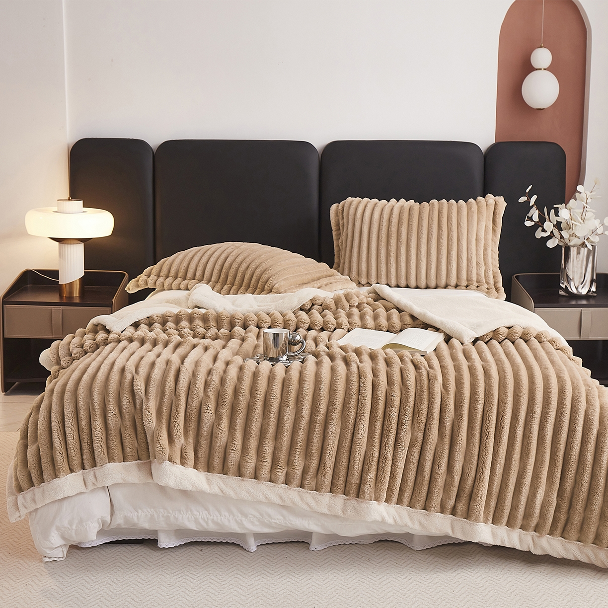 91家纺网 家纺一手货源 找家纺 （总）悦织湾家纺 2025新款A面兔毛绒B面北极绒抽条毛毯610每平方克重玉兔绒双层加厚保暖休闲盖毯 外贸跨境电商