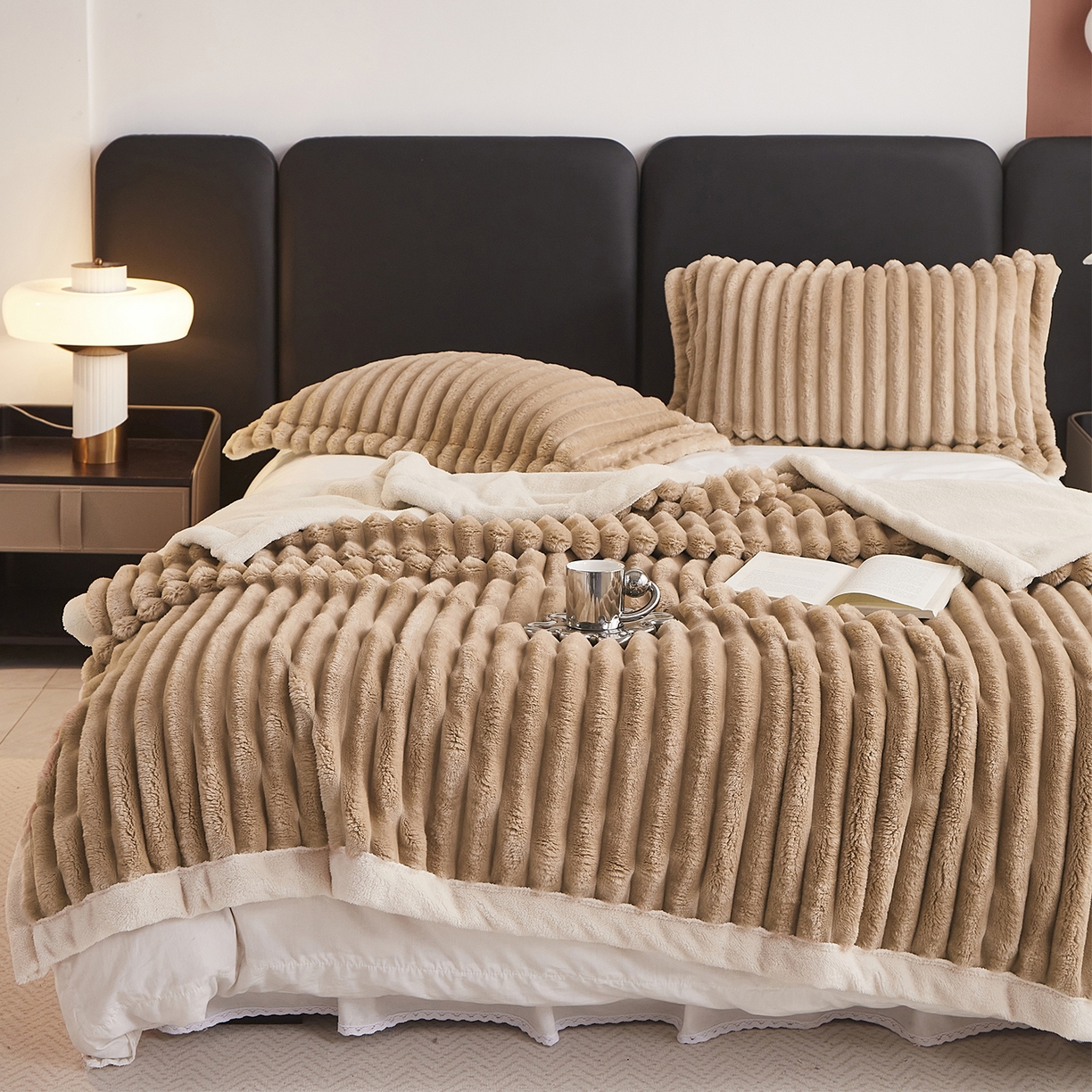 91家纺网 家纺一手货源 找家纺 （总）悦织湾家纺 2025新款A面兔毛绒B面北极绒抽条毛毯610每平方克重玉兔绒双层加厚保暖休闲盖毯 外贸跨境电商