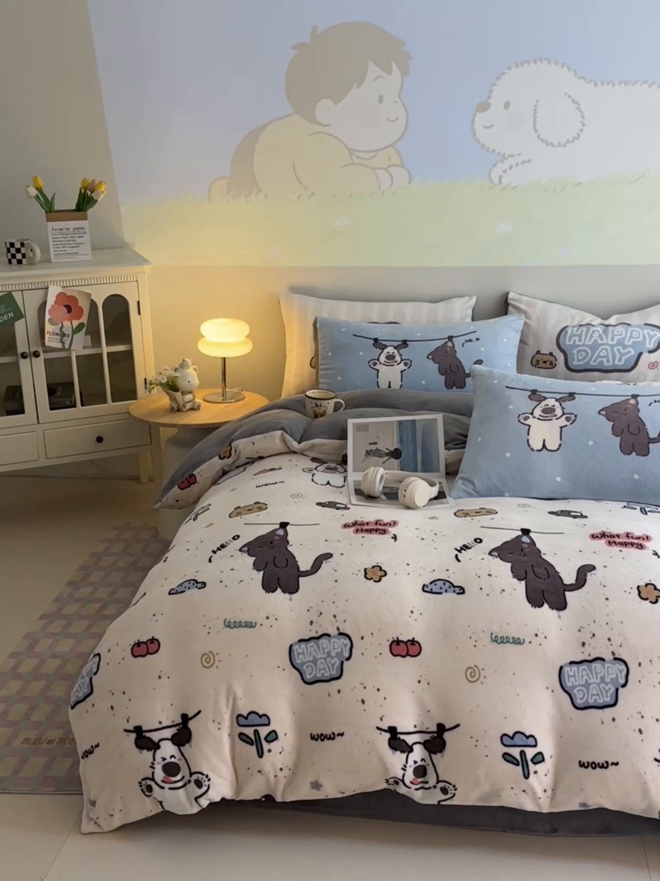 91家纺网 家纺一手货源 找家纺 安哆啦家纺 2025新款A类加厚200克牛奶绒印花卡通四件套 萌喵酷狗-米