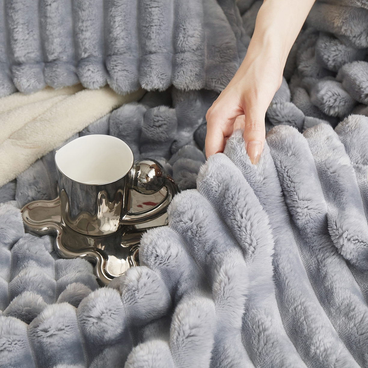 91家纺网 家纺一手货源 找家纺 悦织湾家纺 2025新款A面兔毛绒B面北极绒抽条毛毯610每平方克重玉兔绒双层加厚保暖休闲盖毯 外贸跨境电商 玉兔-青灰色