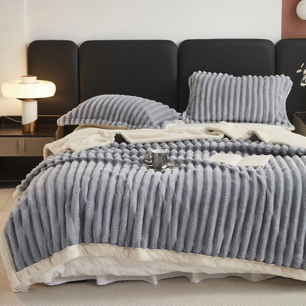 91家纺网 家纺一手货源 找家纺 悦织湾家纺 2025新款A面兔毛绒B面北极绒抽条毛毯610每平方克重玉兔绒双层加厚保暖休闲盖毯 外贸跨境电商 玉兔-青灰色