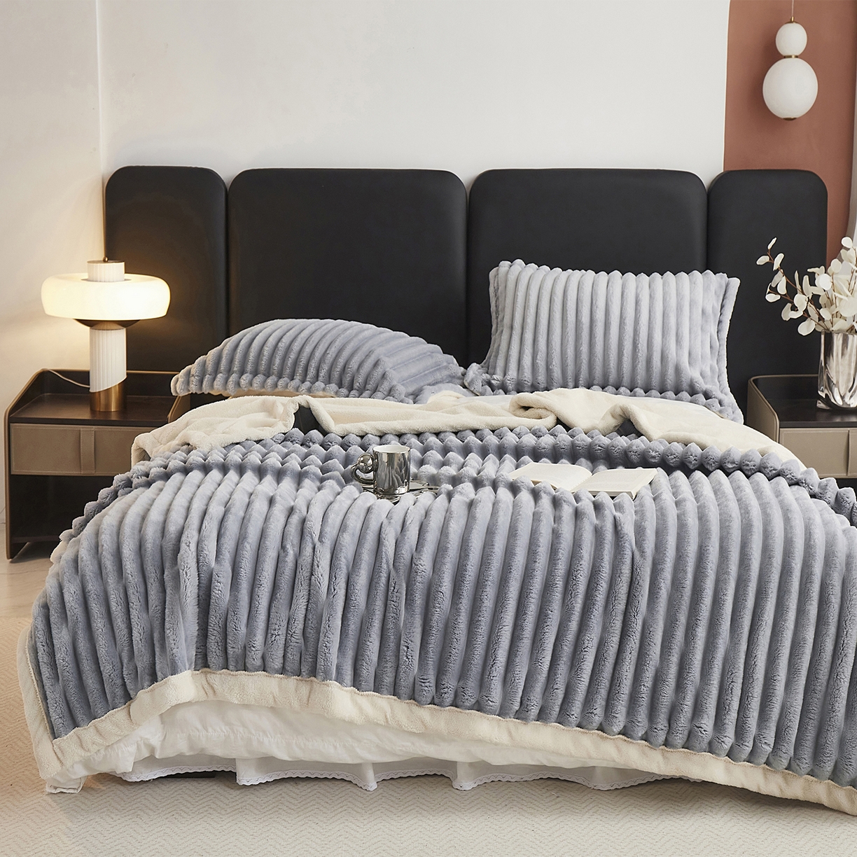 91家纺网 家纺一手货源 找家纺 悦织湾家纺 2025新款A面兔毛绒B面北极绒抽条毛毯610每平方克重玉兔绒双层加厚保暖休闲盖毯 外贸跨境电商 玉兔-青灰色