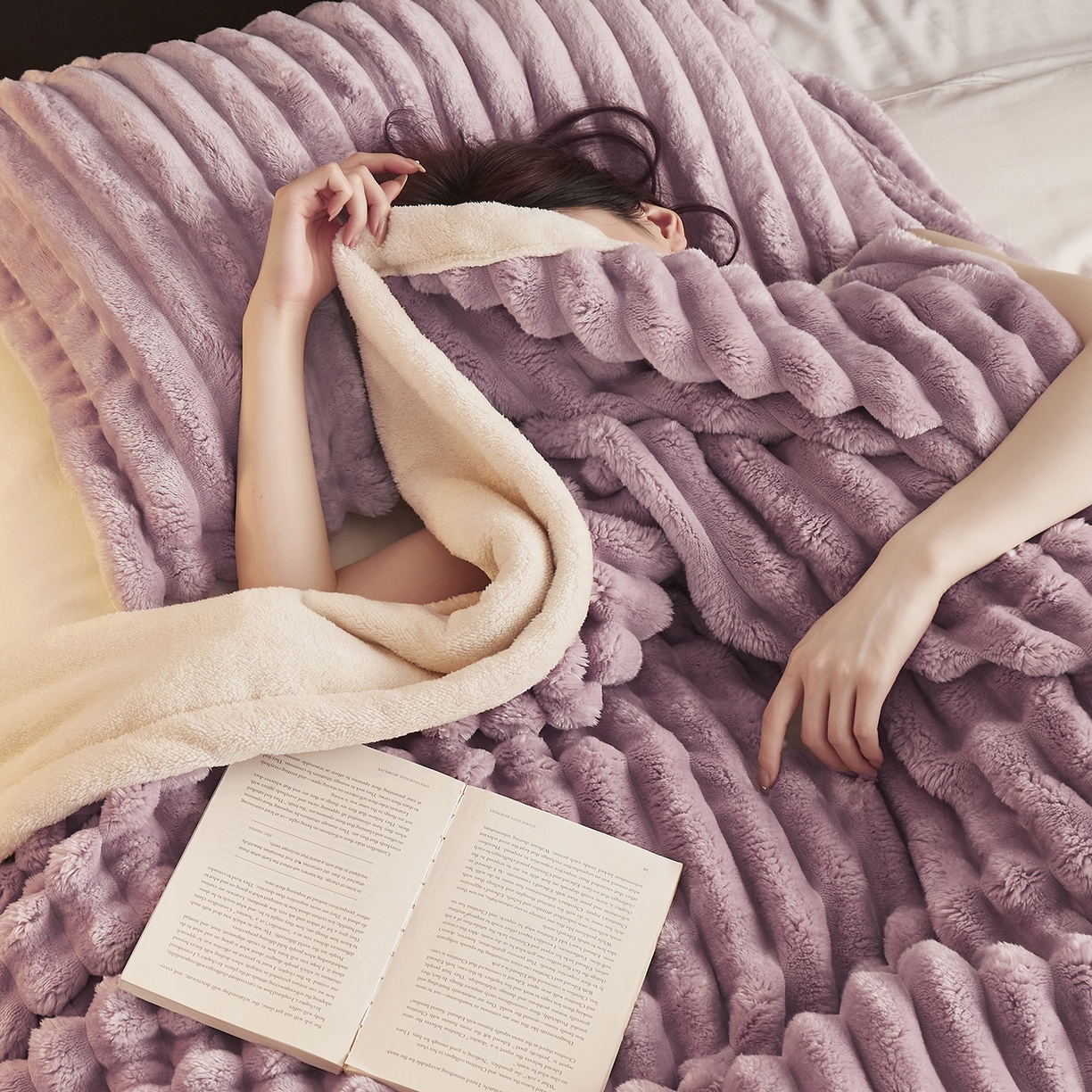 91家纺网 家纺一手货源 找家纺 悦织湾家纺 2025新款A面兔毛绒B面北极绒抽条毛毯610每平方克重玉兔绒双层加厚保暖休闲盖毯 外贸跨境电商 玉兔-香奈紫