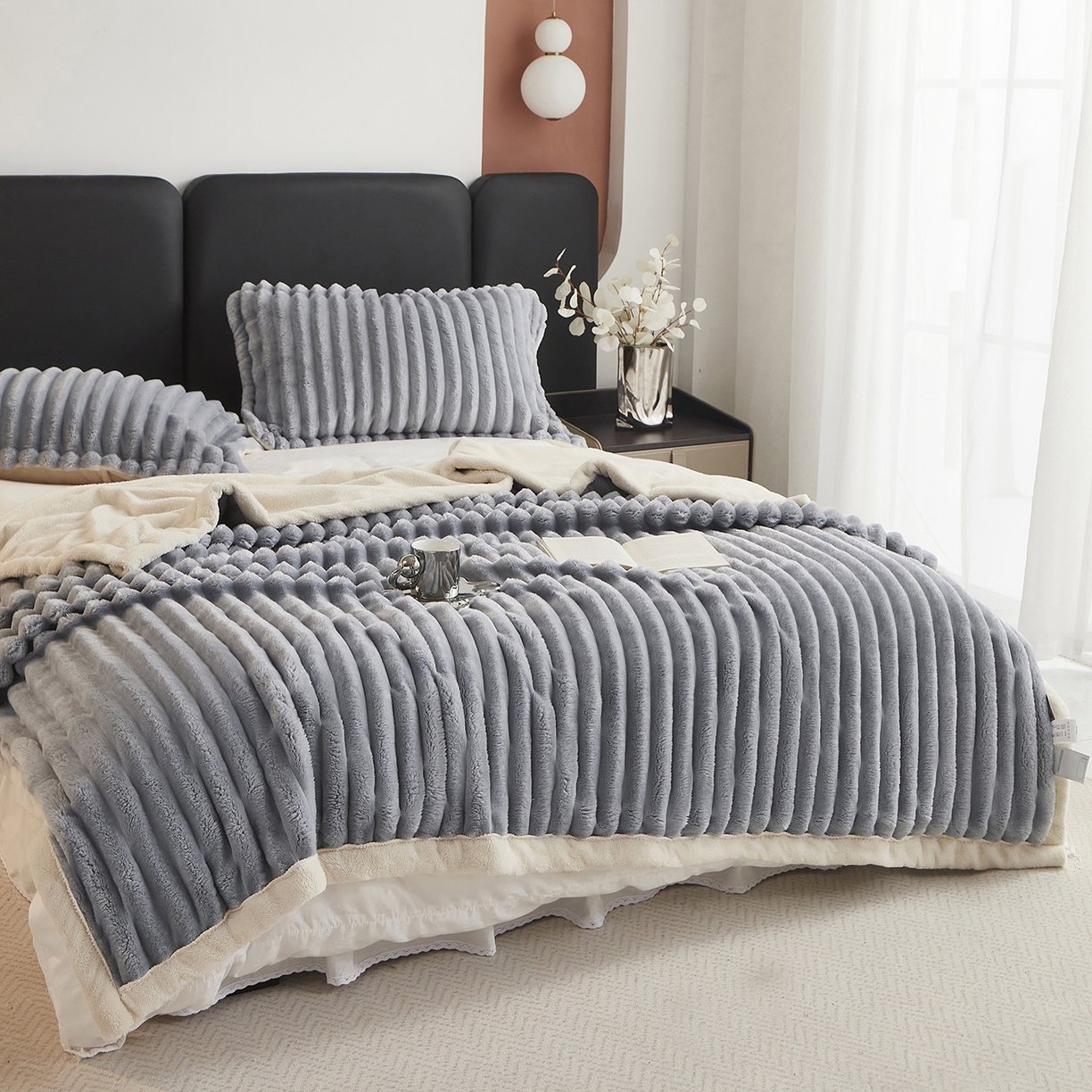 91家纺网 家纺一手货源 找家纺 悦织湾家纺 2025新款A面兔毛绒B面北极绒抽条毛毯610每平方克重玉兔绒双层加厚保暖休闲盖毯 外贸跨境电商 玉兔-青灰色