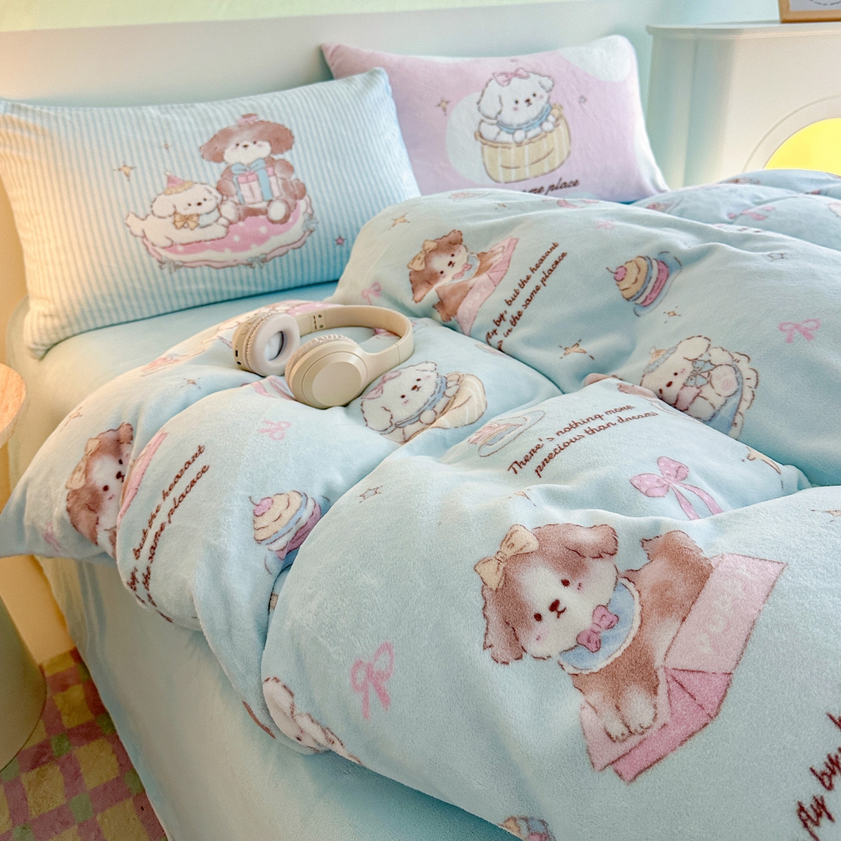 91家纺网 家纺一手货源 找家纺 安哆啦家纺 2025新款A类加厚200克牛奶绒印花卡通四件套 星河狗狗