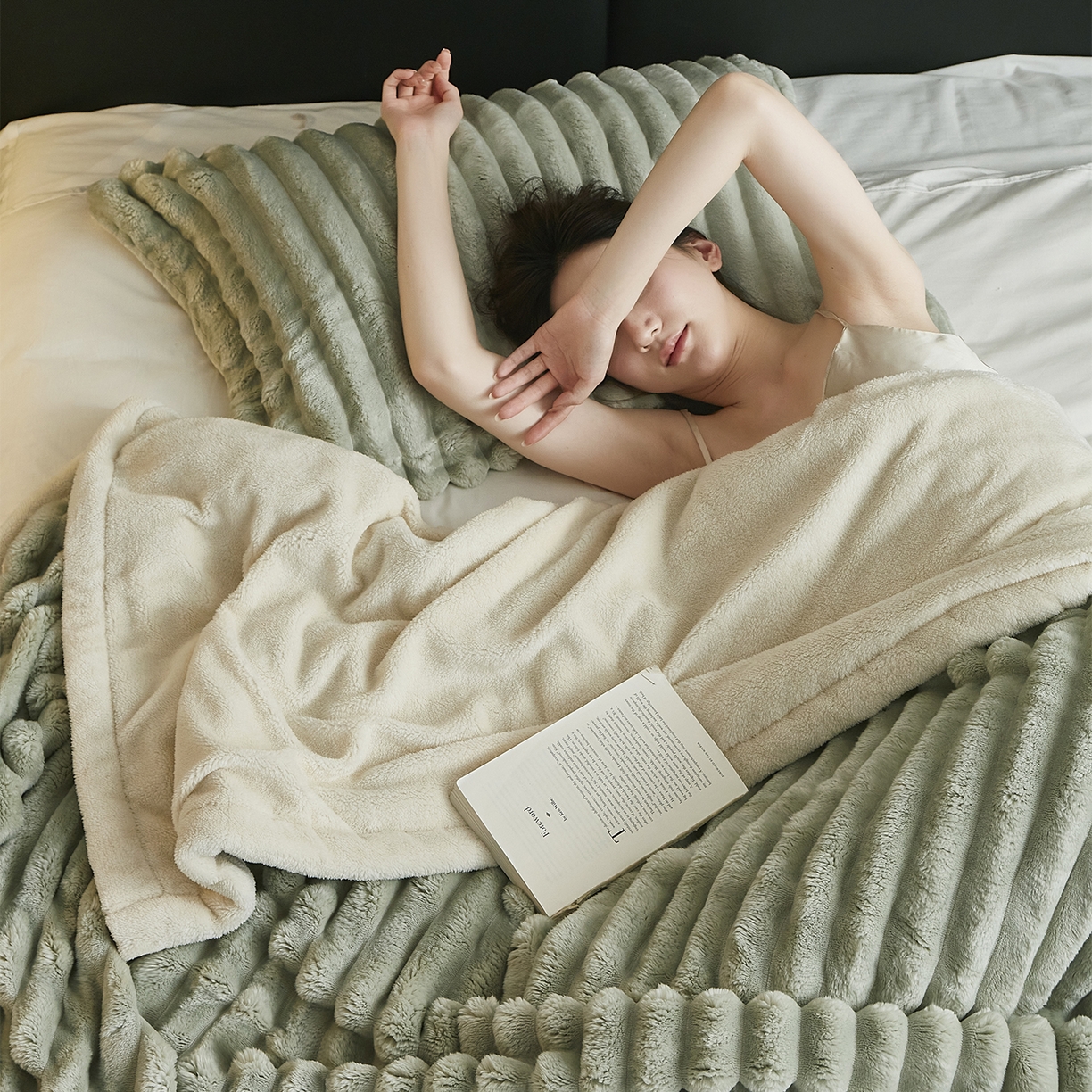 91家纺网 家纺一手货源 找家纺 悦织湾家纺 2025新款A面兔毛绒B面北极绒抽条毛毯610每平方克重玉兔绒双层加厚保暖休闲盖毯 外贸跨境电商 玉兔-奶茶绿