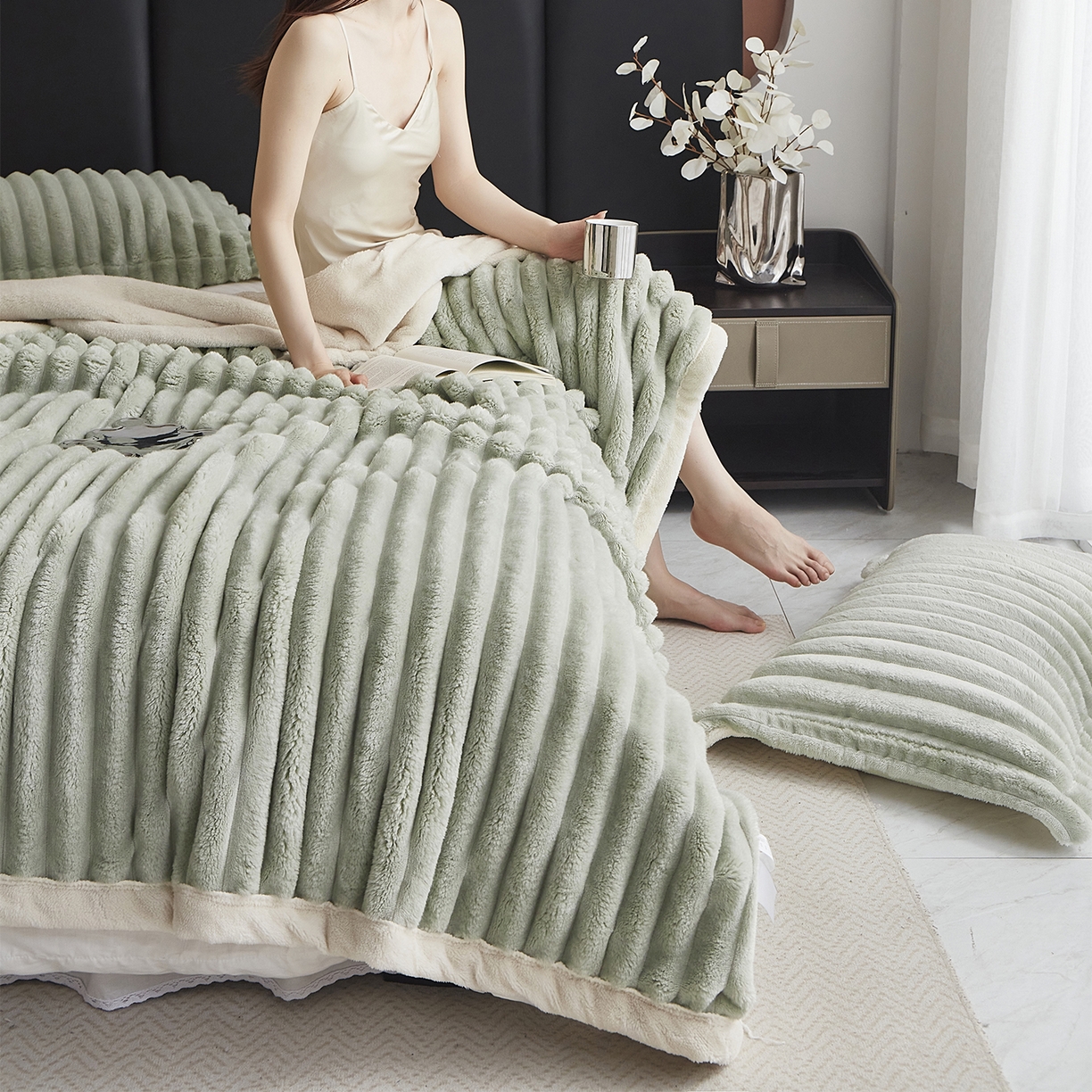 91家纺网 家纺一手货源 找家纺 悦织湾家纺 2025新款A面兔毛绒B面北极绒抽条毛毯610每平方克重玉兔绒双层加厚保暖休闲盖毯 外贸跨境电商 玉兔-奶茶绿