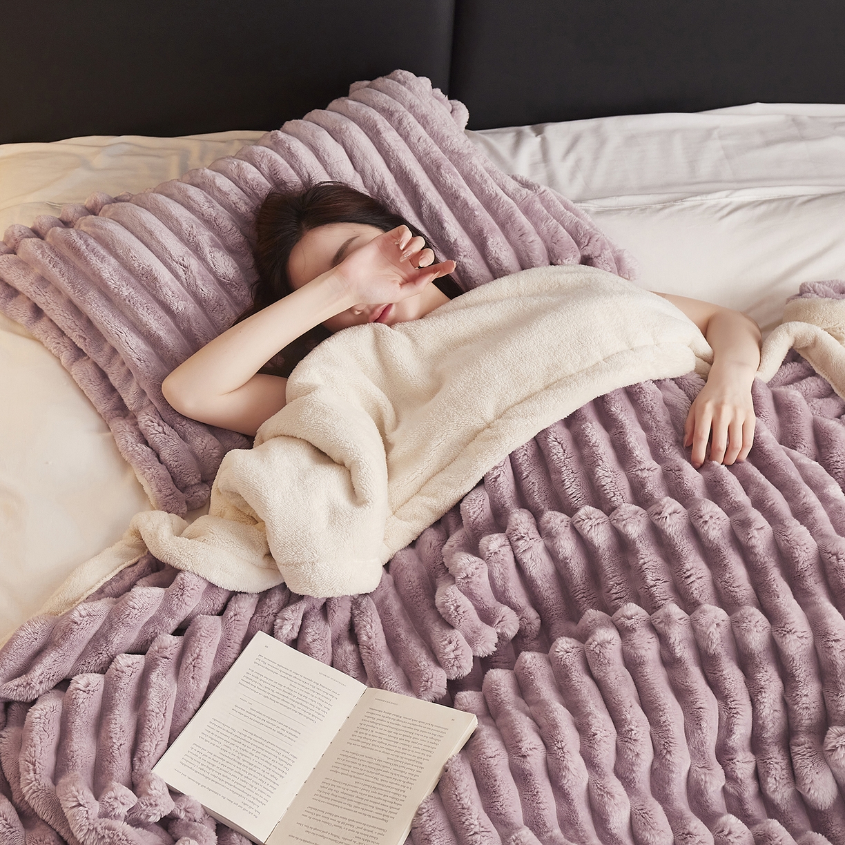 91家纺网 家纺一手货源 找家纺 悦织湾家纺 2025新款A面兔毛绒B面北极绒抽条毛毯610每平方克重玉兔绒双层加厚保暖休闲盖毯 外贸跨境电商 玉兔-香奈紫