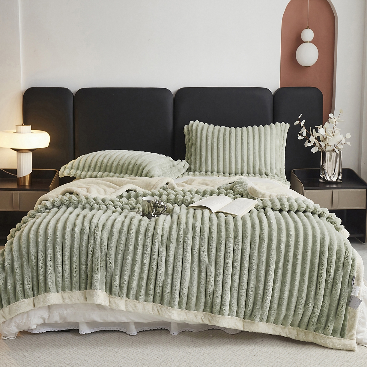 91家纺网 家纺一手货源 找家纺 悦织湾家纺 2025新款A面兔毛绒B面北极绒抽条毛毯610每平方克重玉兔绒双层加厚保暖休闲盖毯 外贸跨境电商 玉兔-奶茶绿