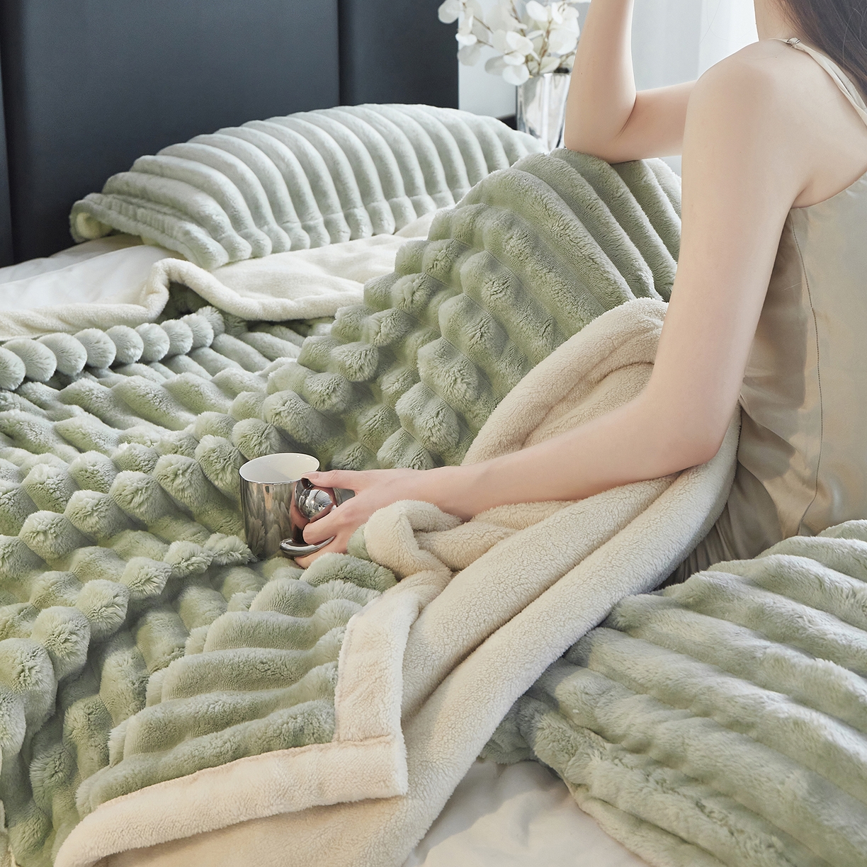 91家纺网 家纺一手货源 找家纺 悦织湾家纺 2025新款A面兔毛绒B面北极绒抽条毛毯610每平方克重玉兔绒双层加厚保暖休闲盖毯 外贸跨境电商 玉兔-奶茶绿